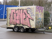 829276 Afbeelding van aanhangwagentje vol graffiti op het grote parkeerterrein aan de Seinedreef 3 te Utrecht.